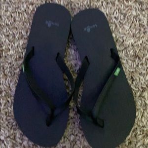 All black sanuk flip flops